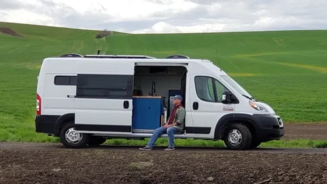 Luxury Adventure | Pet Friendly | Queen Bed Fits 6'2" | Heated | Shower, a camper-van for rent near Seattle