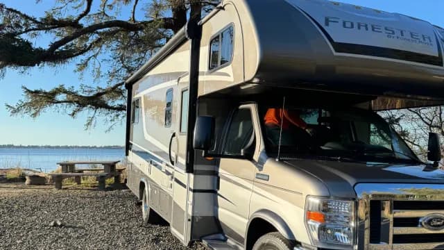 Room for 6, Fun for All – Rent Roxy Today!, a c for rent near Seattle