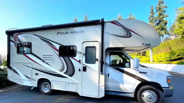 2019 Thor Four Winds 22E, easy to drive, free parking, convenient location, a c for rent near Seattle