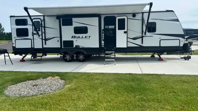 Luxury 2BR RV | Self-Tow or Delivery & Full Setup, a trailer for rent near Seattle