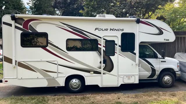 25 ft Seats / Sleeps 5, comfortable all amenities Class C RV, a c for rent near Seattle